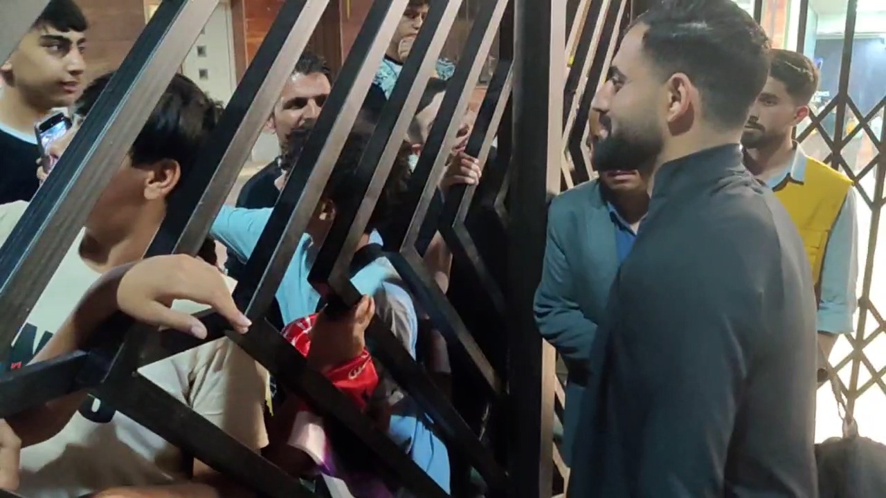 اختصاصی/ سلفی و عکس یادگاری محمدحسین کنعانی زادگان با هواداران پرسپولیس