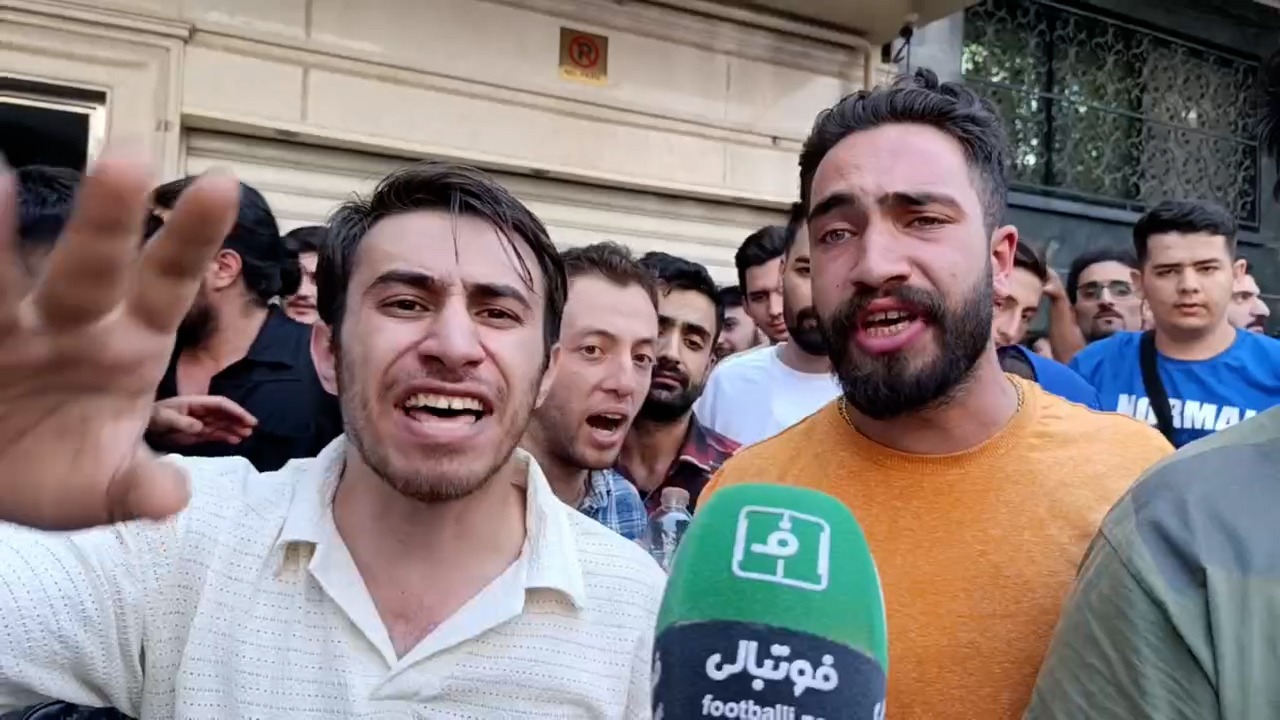 اختصاصی/ جنجال هواداران استقلال مقابل ساختمان باشگاه