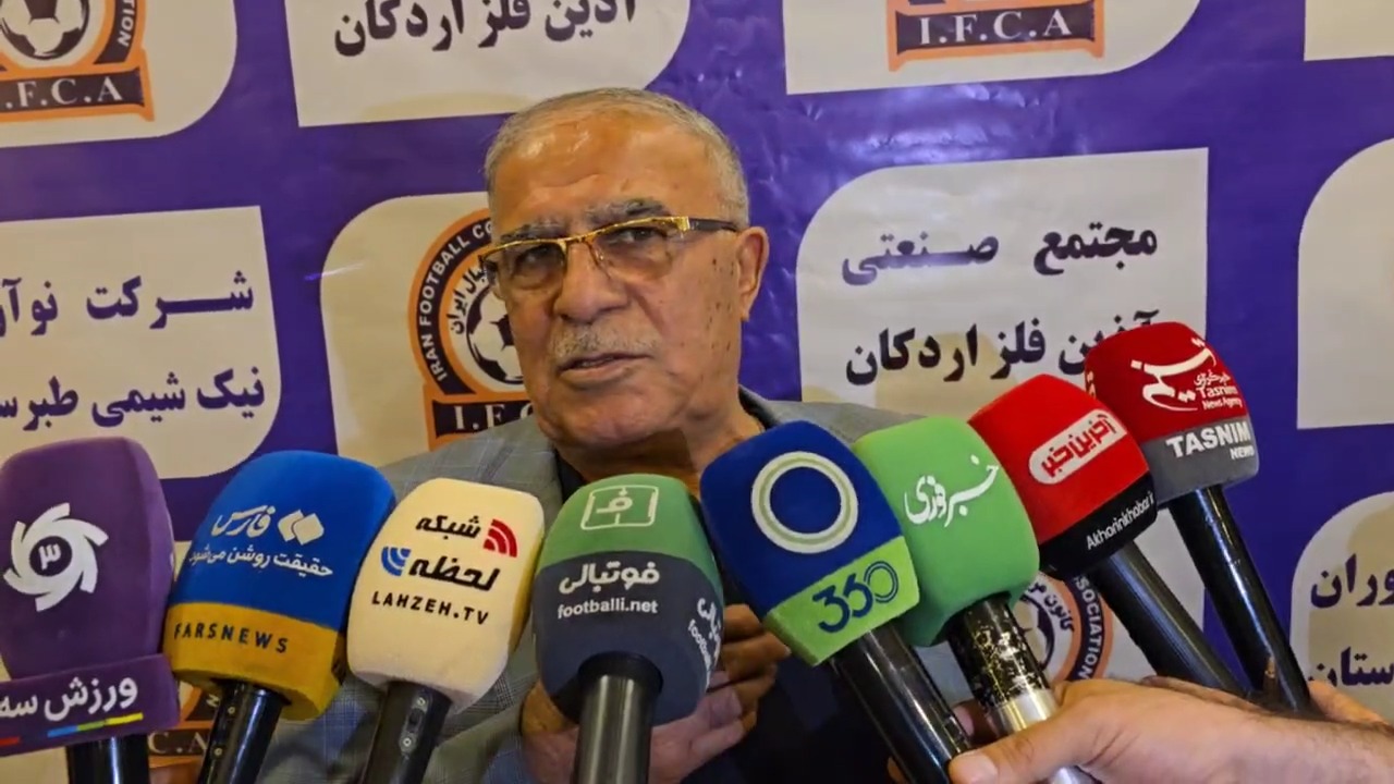 اختصاصی/ حسن روشن: این لباس به تن خیلی از بازیکنها گشاد است / شهریاری استقلال را با صبا اشتباه گرفته است