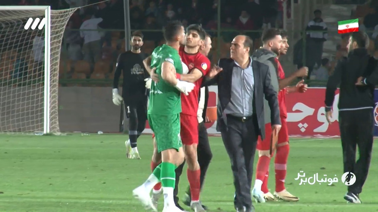 فوتبال برتر/ لحظه درگیری شدید سیدحسین حسینی با شجاع که با دخالت ترابی به پایان رسید!
