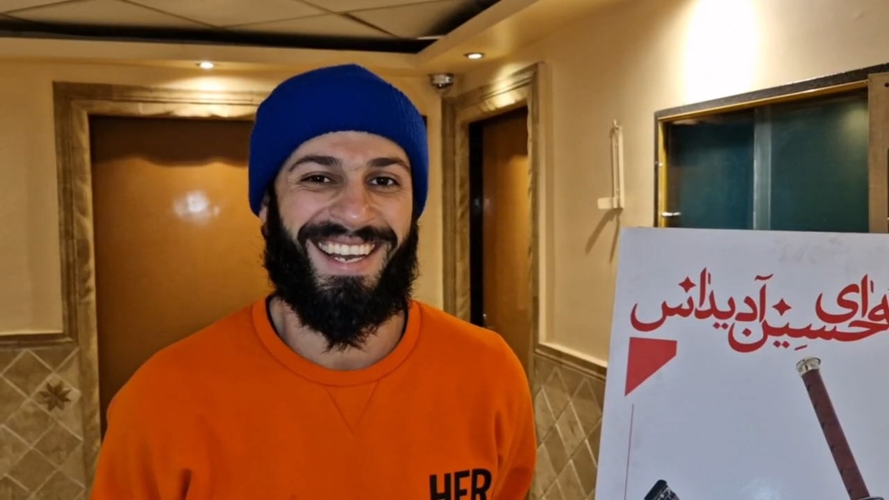 اختصاصی/ گفت و گو با حمیدرضا محمدی بازیگر نقش مجتبی محرمی در نمایش «مشتبا داداش صیغه‌ای حسین آدیداس»