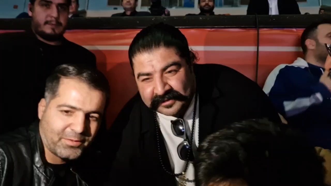 اختصاصی/ خروج بهنام بانی از سالن و خوش و بش با علیرضا دبیر. به نظر می رسد این خواننده وزیر ورزش را نشناخت! فوتبالی | 