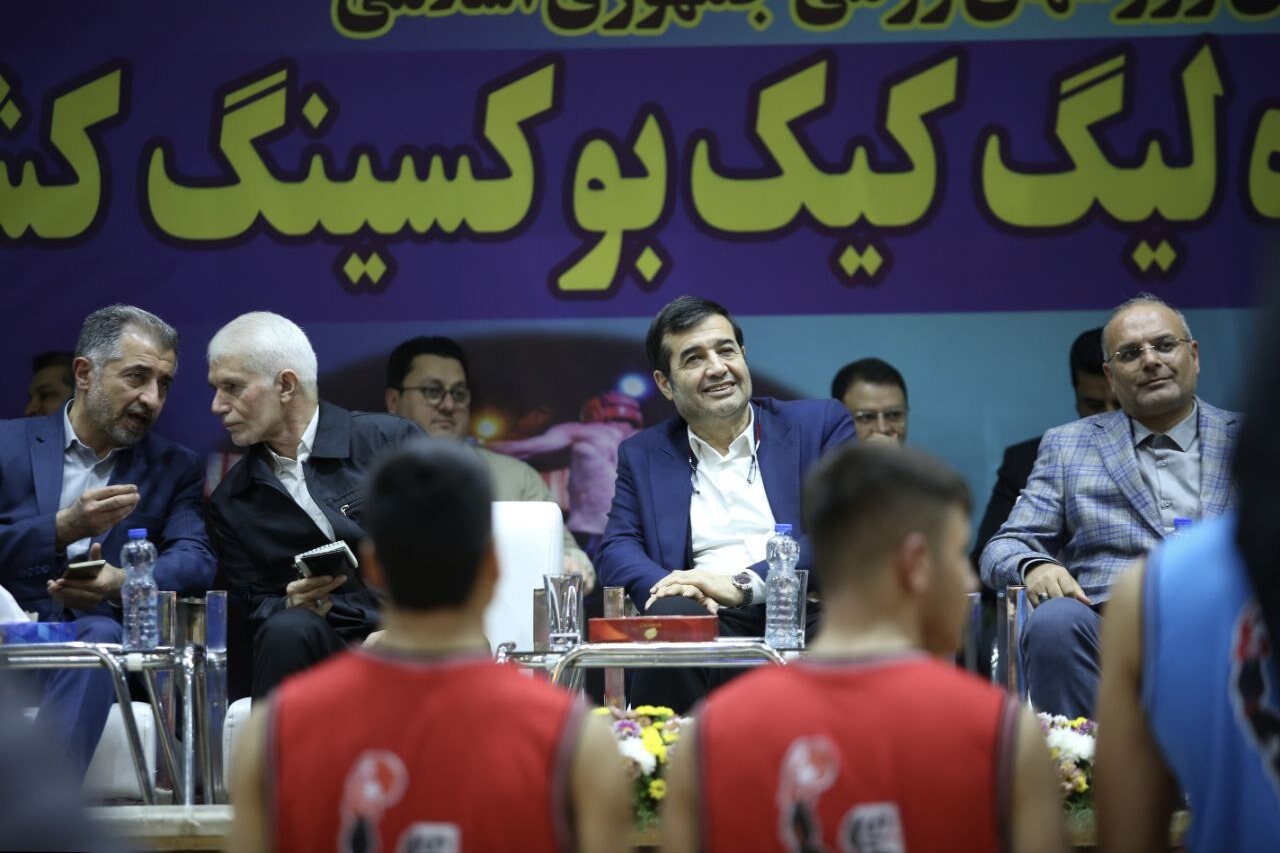 وزیر ورزش تماشاگر فینال لیگ کیک بوکسینگ جوانان