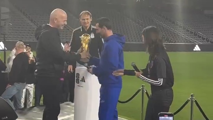 مسی و بوسه بر جام در مراسم رونمایی از کاپ جام جهانی 2026