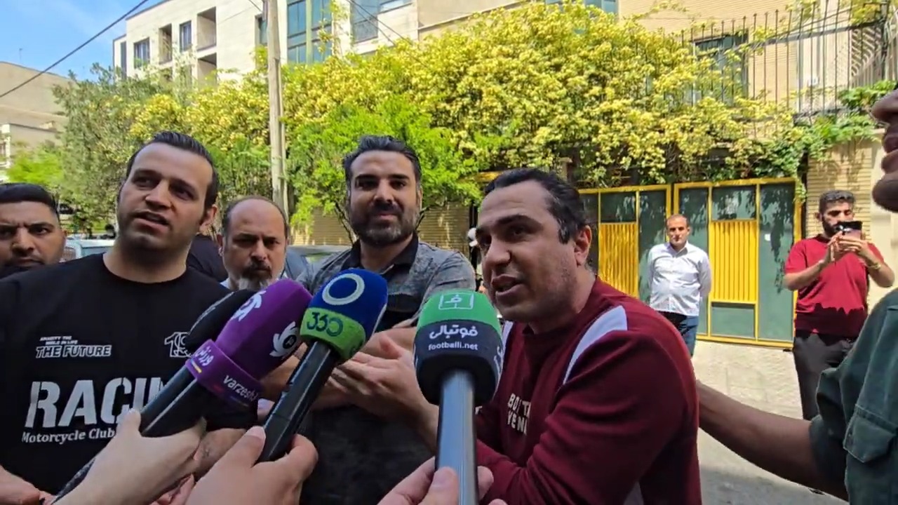 مصاحبه و اعتراض هواداران پرسپولیس؛ چرا با سه ستاره ما اول فصل تمدید نکردید؟