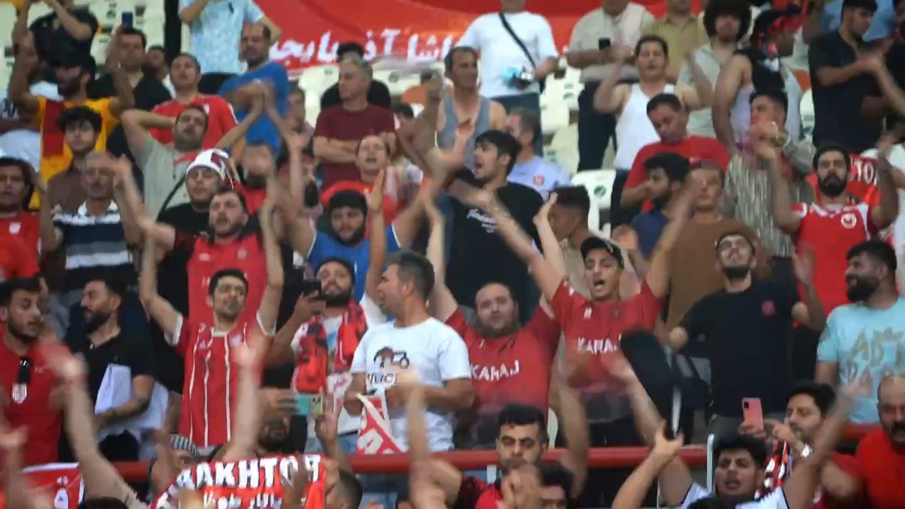 تشویق هواداران تراکتور در ورزشگاه فولاد آرنا