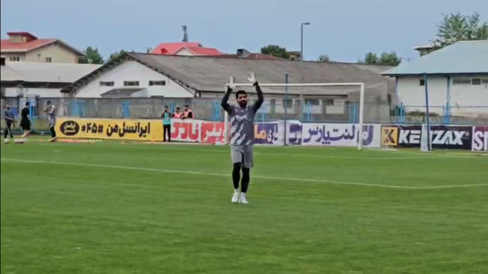 تشویق خاص حبیب فرعباسی و پژمان نوری توسط هواداران ملوان