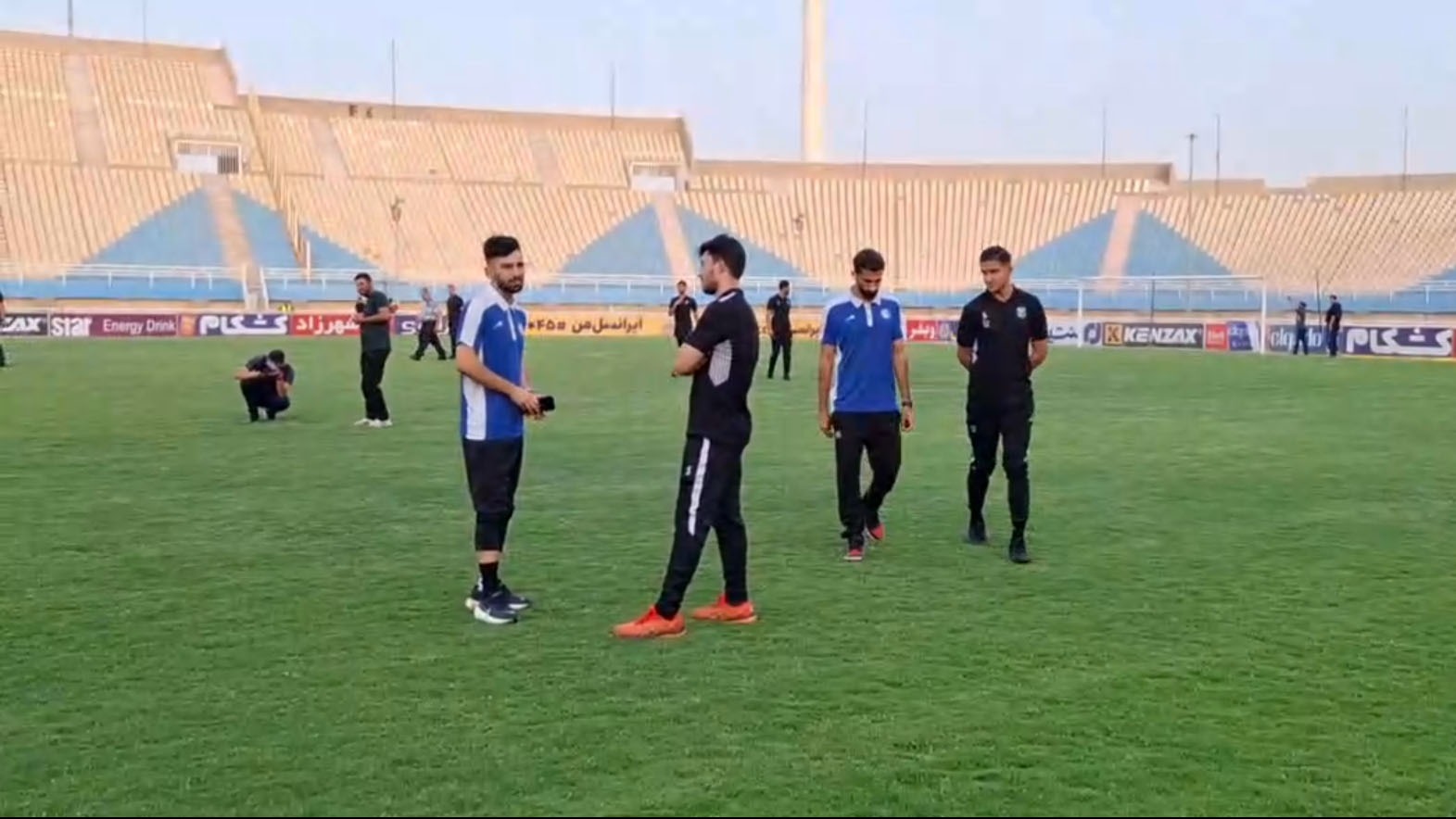 بررسی زمین توسط بازیکنان دو تیم استقلال خوزستان و خیبر