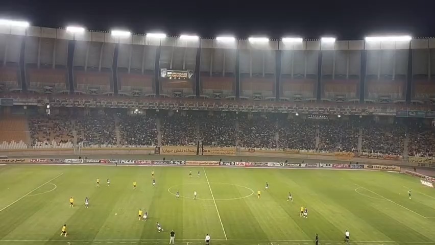 شعار هواداران سپاهان علیه بازیکنان حین بازی با گل گهر