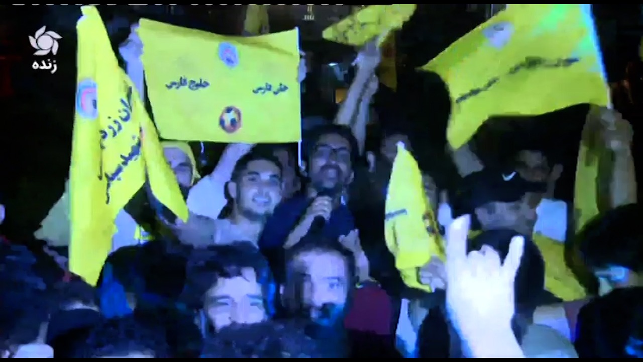 پرچم‌های "خلیج فارس" در دستان هواداران شیرازی