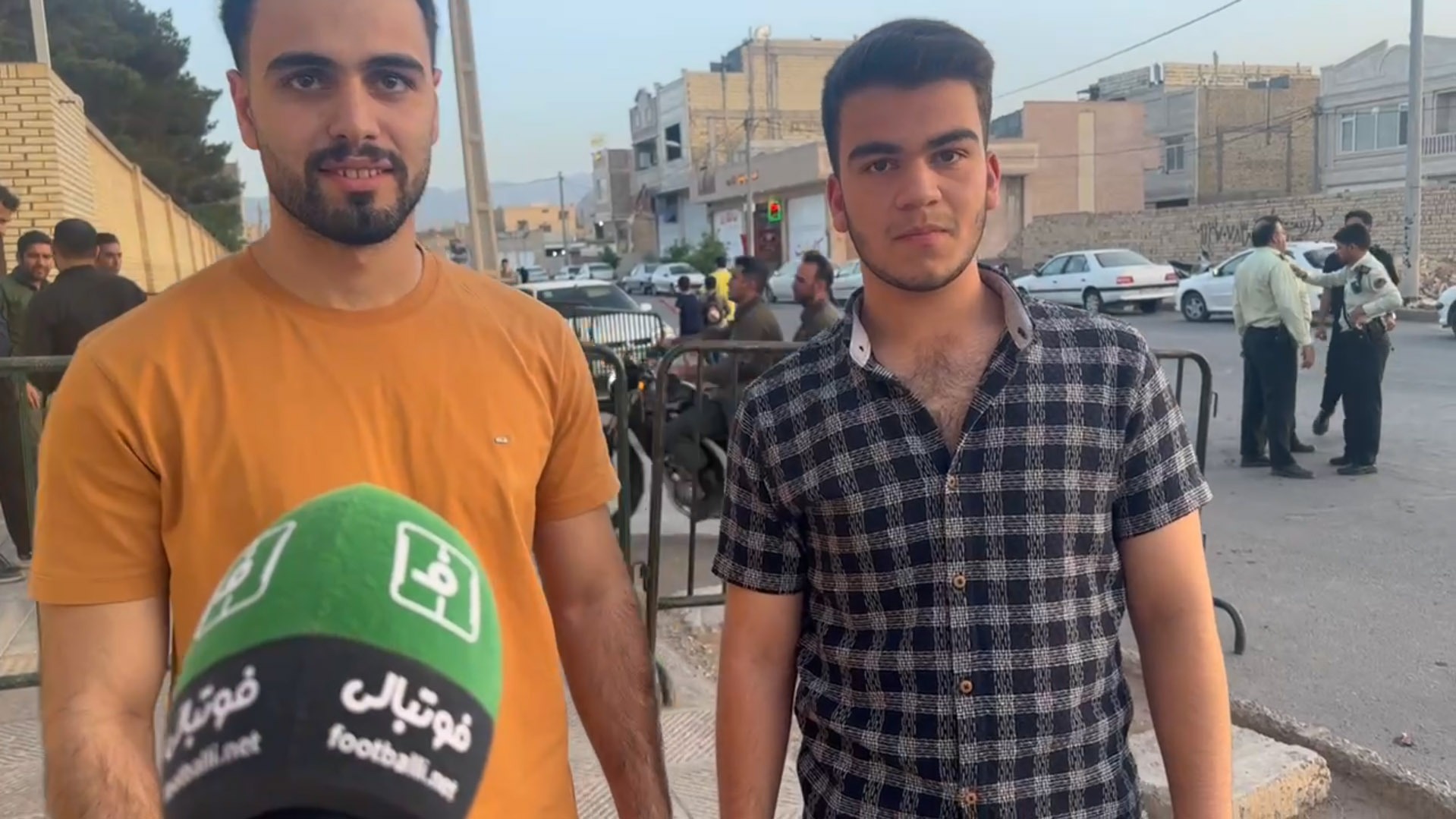 گفت‌و‌گو با هواداران چادرملو پیش از بازی با گل‌گهر