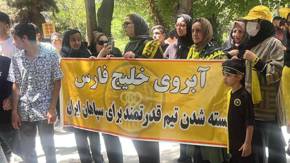 تجمع هواداران سپاهان مقابل استانداری اصفهان در انتقاد به نقل و انتقالات باشگاه