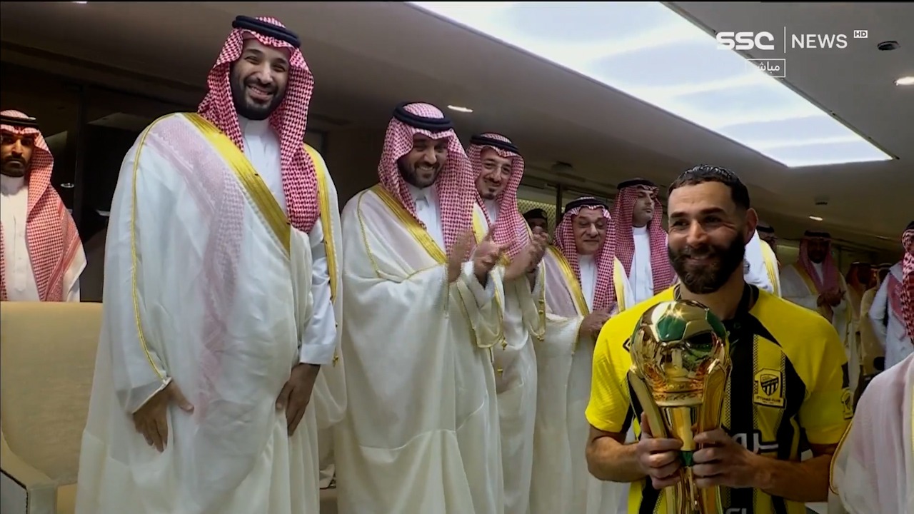 اهدای کاپ قهرمانی جام حذفی توسط بن سلمان به کریم بنزما