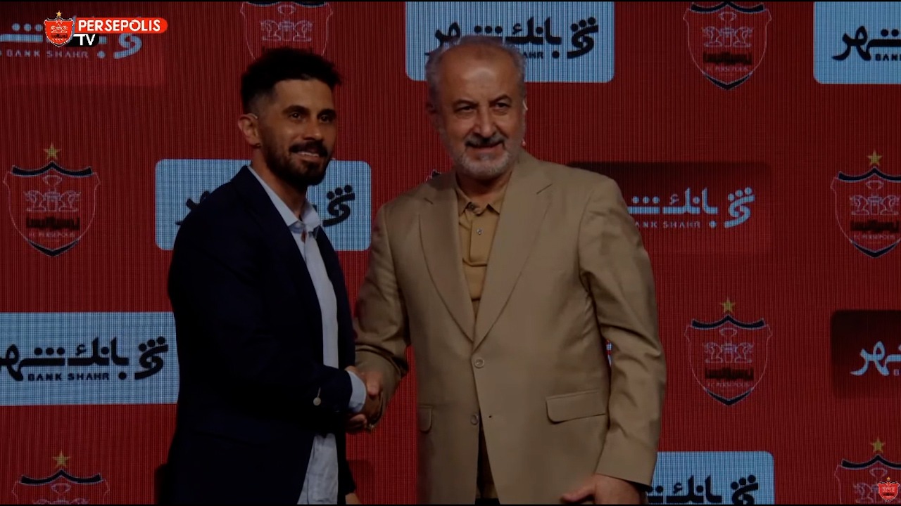 لحظه تمدید قرارداد و عکس یادگاری امید عالیشاه با لباس پرسپولیس