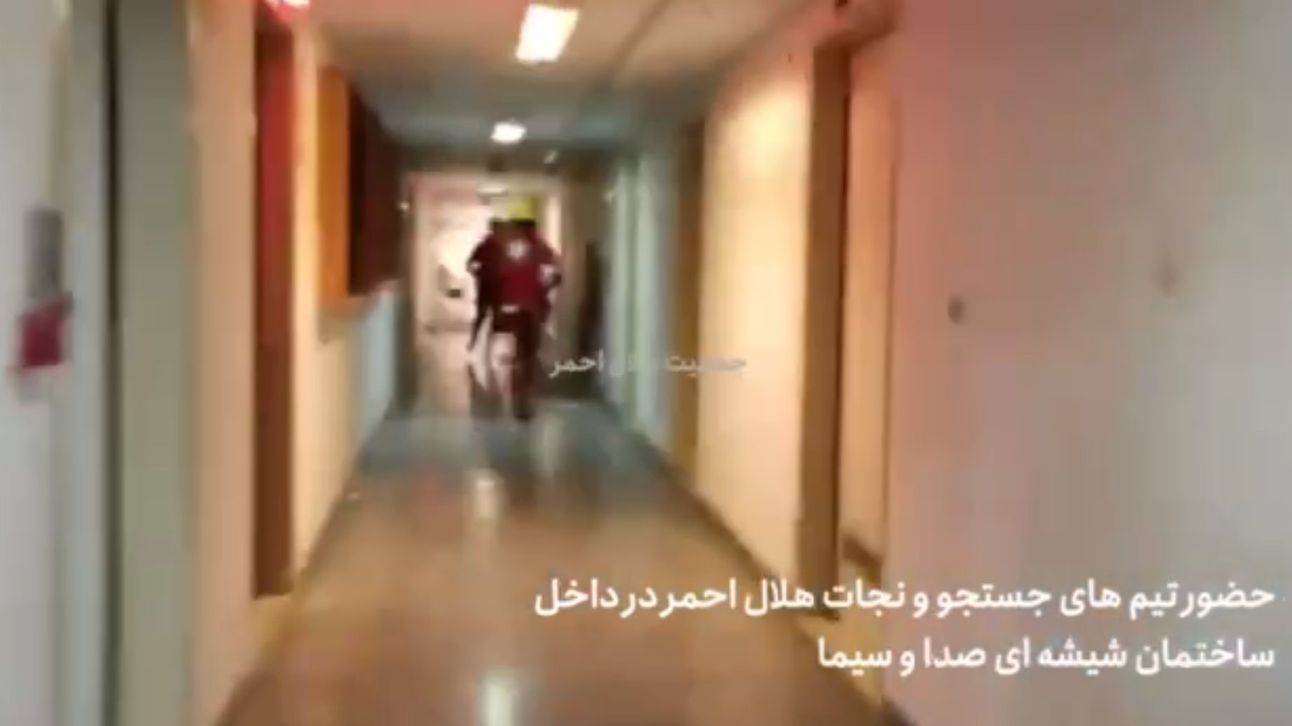 حضور تيم‌هاى جستجو و نجات هلال احمر در داخل ساختمان شيشه‌اى صدا و سيما