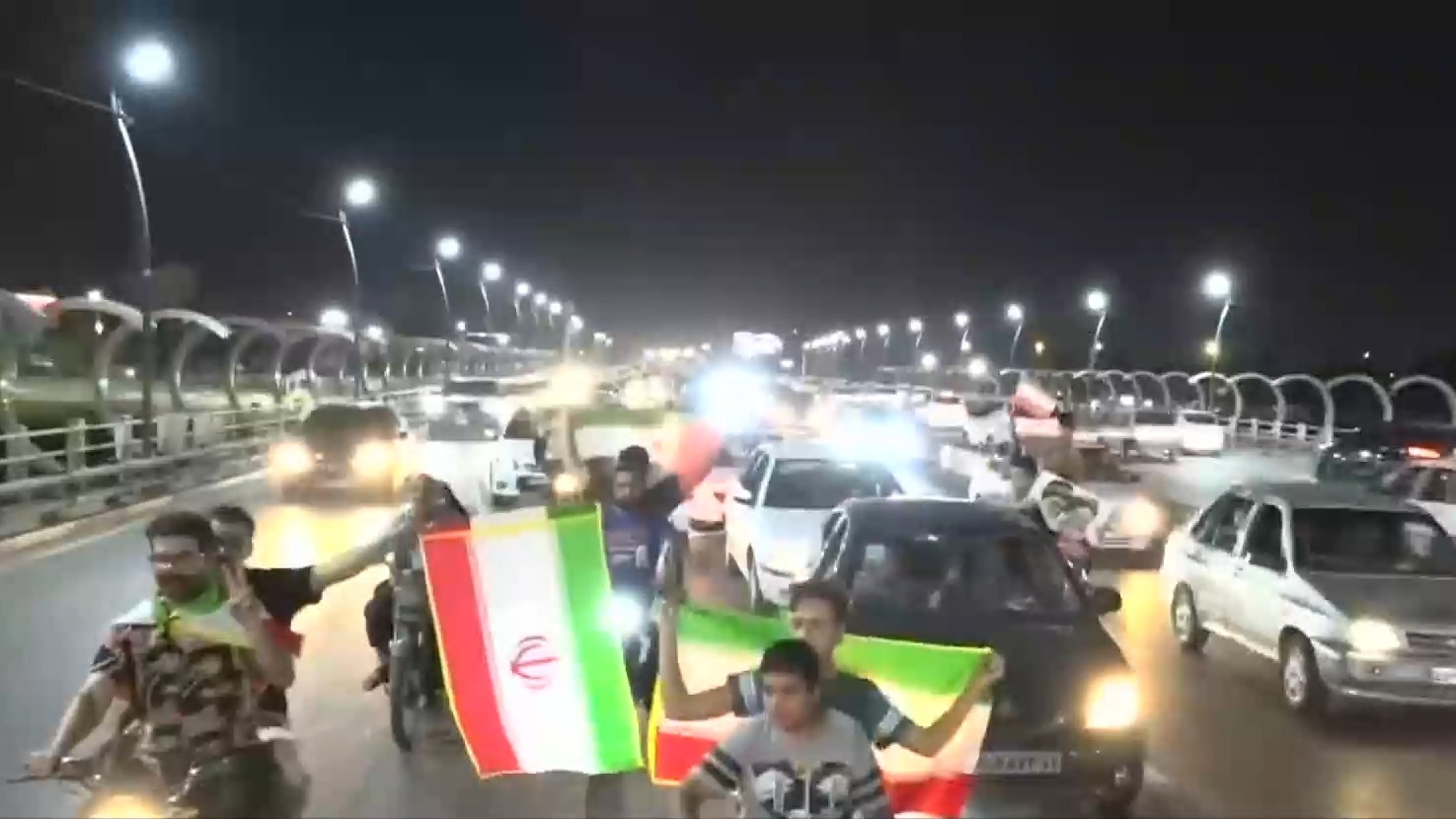 شادی مردم اهواز پس از عملیات بشارت فتح و حمله ایران به پایگاه آمریکا
