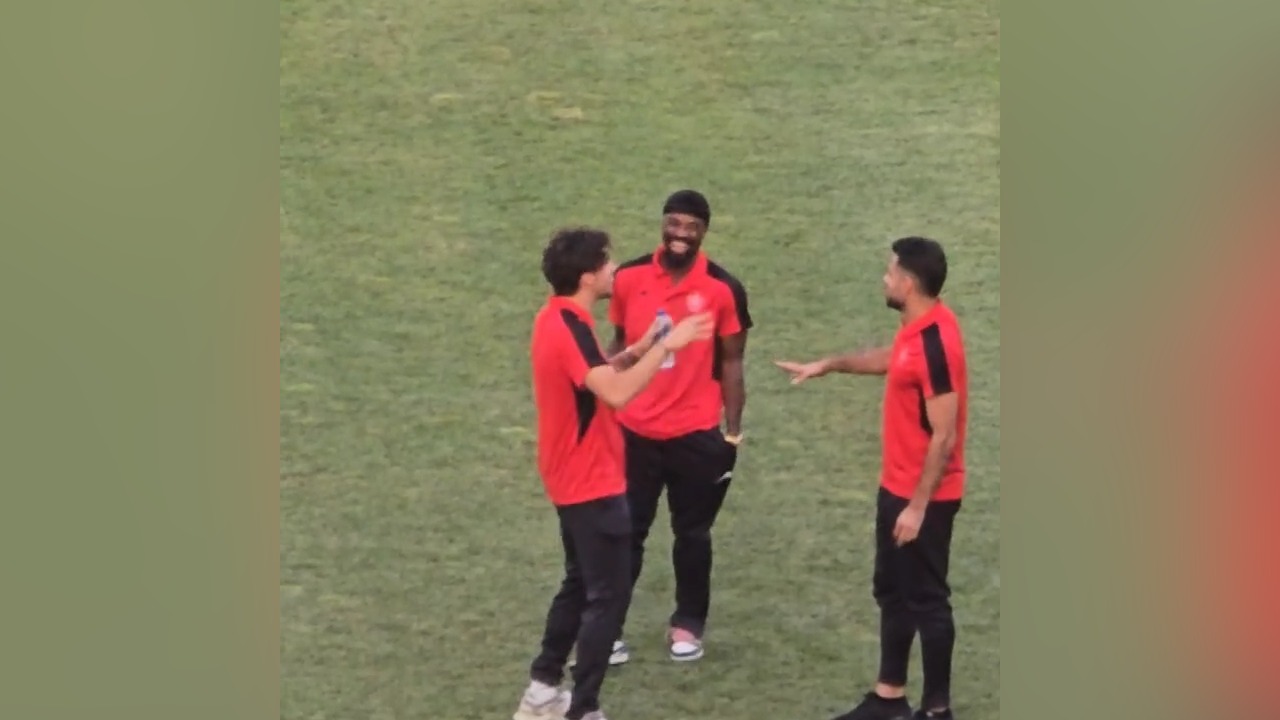 حضور سرژ اوریه خرید جدید پرسپولیسی ها در چمن ورزشگاه نقش جهان
