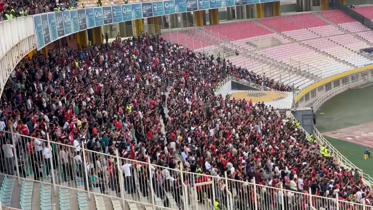 شعار هواداران پرسپولیس علیه حسینی و تشویق نیازمند