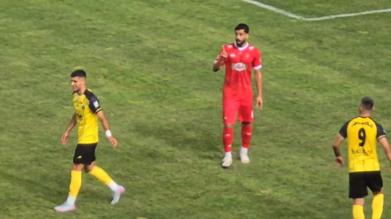 درگیری بازیکنان سپاهان - پرسپولیس؛ تهدید آریا یوسفی توسط کنعانی