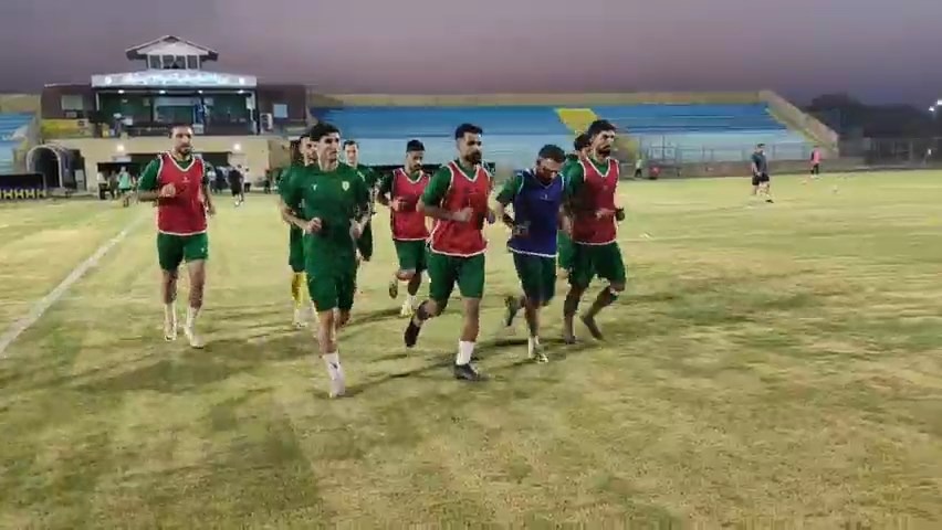 گرم کردن بازیکنان نفت گچساران و آریو قبل از آغاز بازی