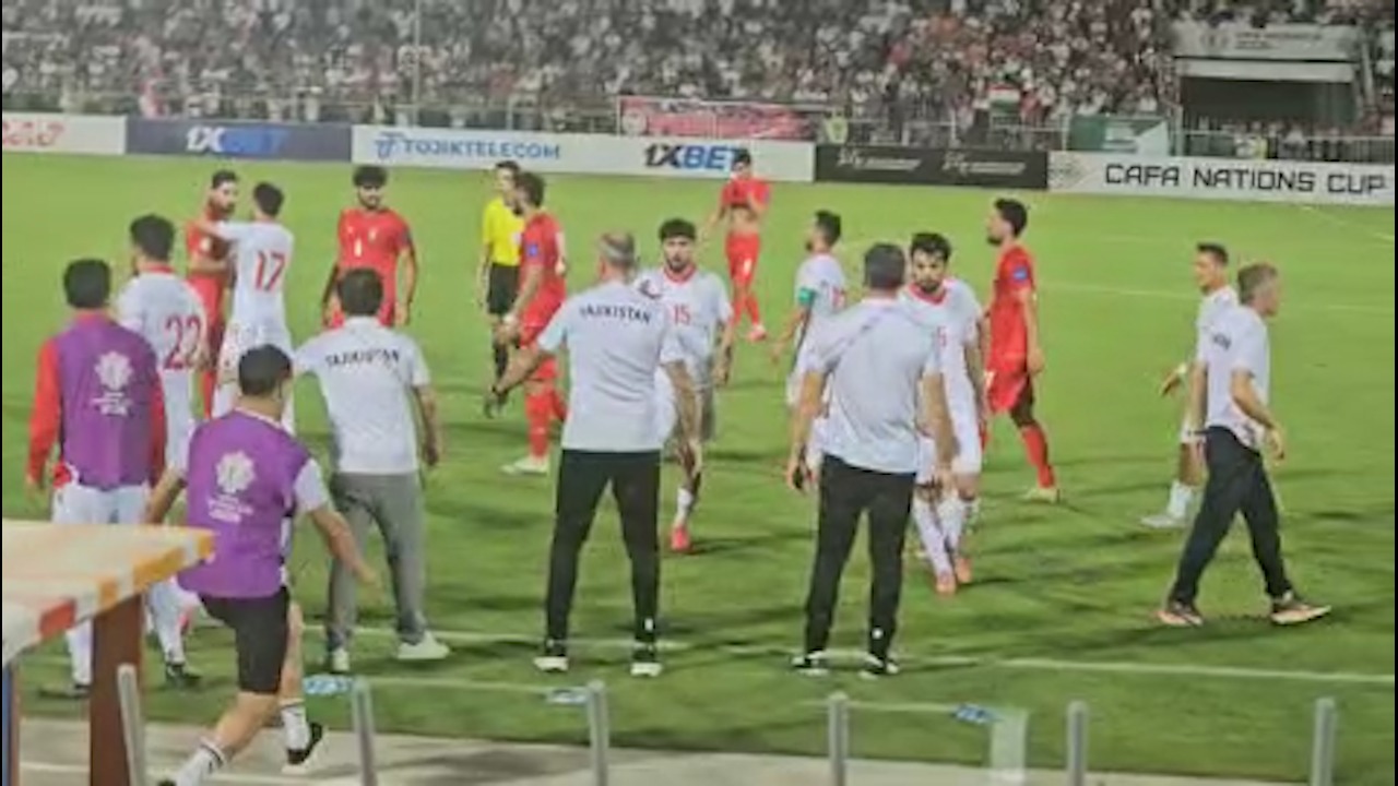 نمایی نزدیک از درگیری رامین و جهانبخش با بازیکنان تاجیکستان