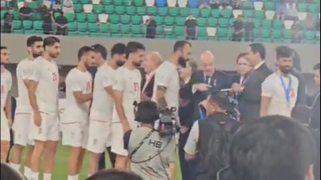 بازیکنان ایران با ناراحتی مدال نقره مسابقات را دریافت کردند
