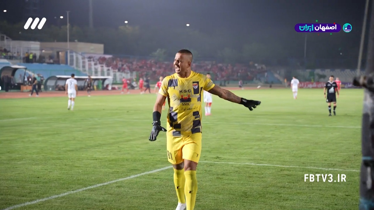 درگیری لفظی حامد لک با کمک داور بازی پرسپولیس - فولاد