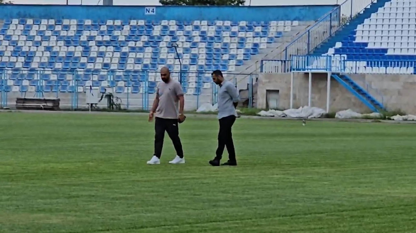 بازدید مازیار زارع و مهدی تارتار از چمن ورزشگاه سیروس قایقران پیش از بازی ملوان - گل گهر