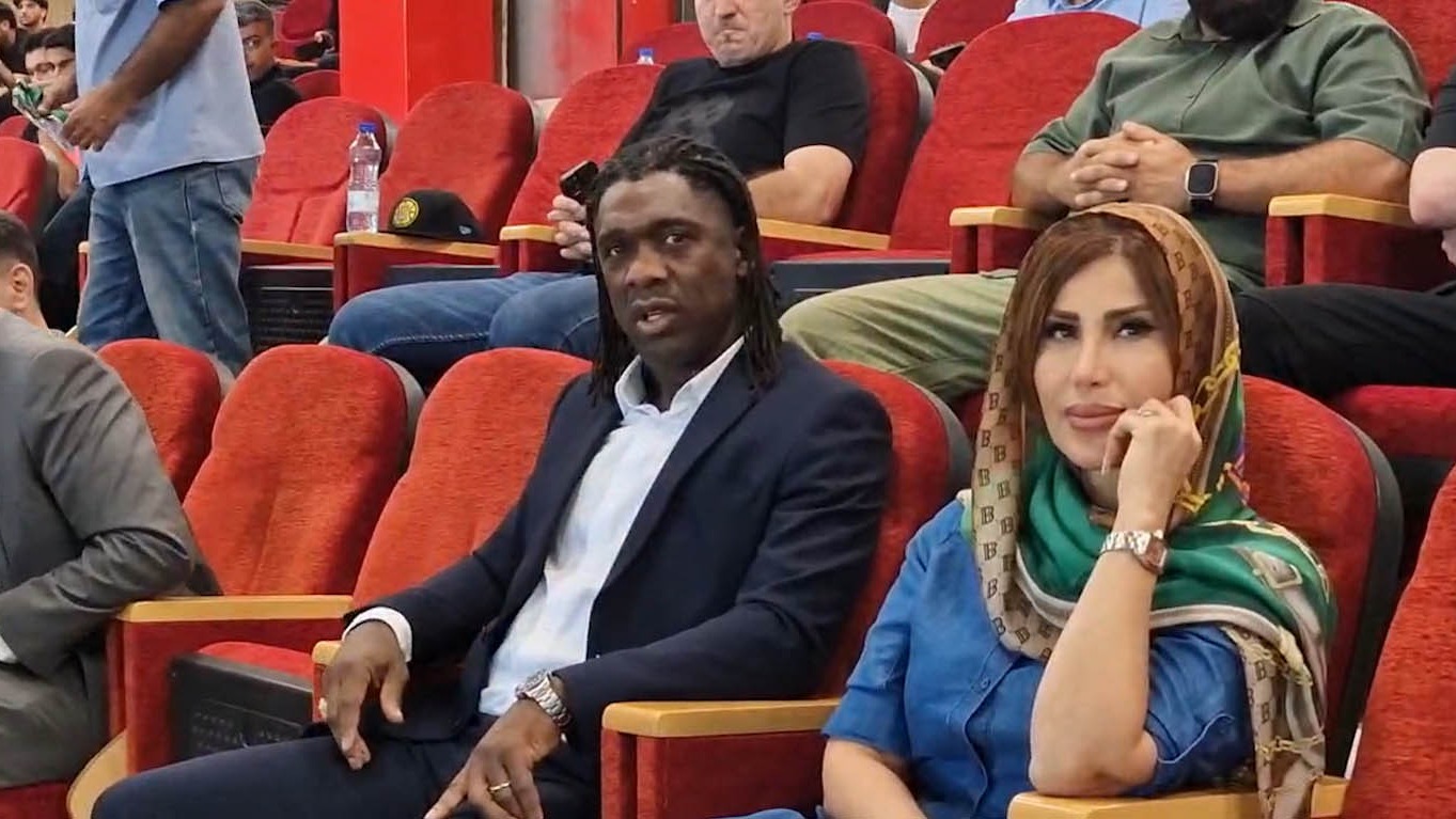 کلارنس سیدورف و همسر ایرانی‌اش از نزدیک شاهد بازی استقلال و پیکان هستند