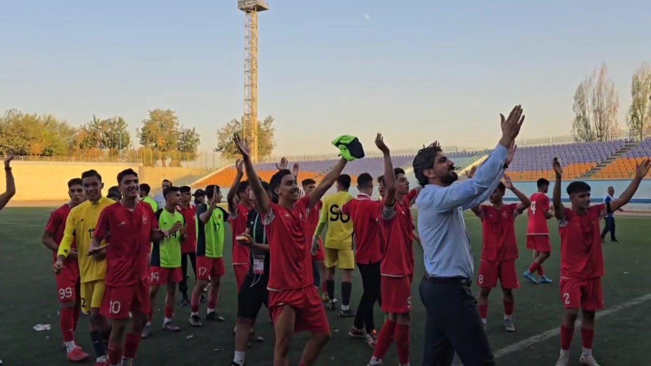 شادی تیم نوجوانان پرسپولیس پس از پیروزی دو بر صفر مقابل نوجوانان استقلال