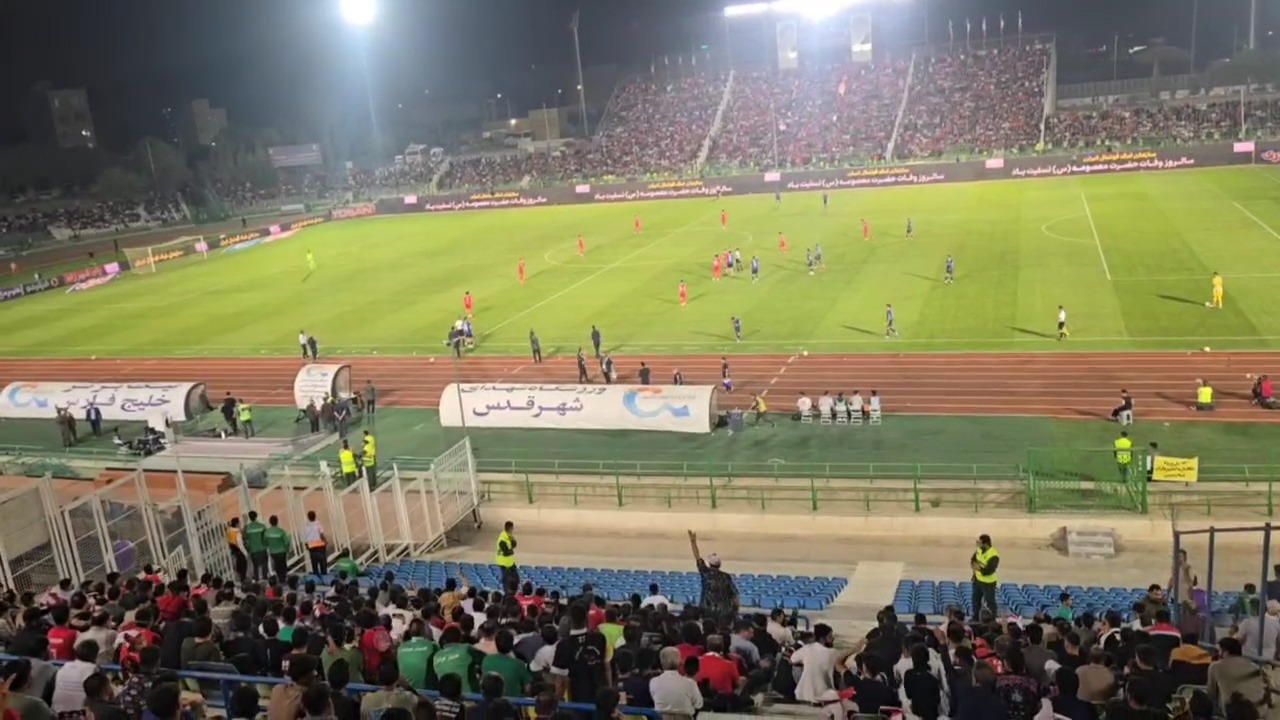 شعار علیه وحید هاشمیان توسط هواداران پرسپولیس در جریان بازی با گل گهر