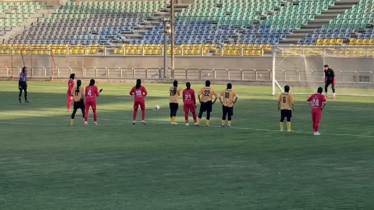 مهار پنالتی تیم بانوان پرسپولیس توسط دروازه بان پالایش گاز ایلان