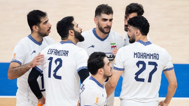 طعنه یک غیرفوتبالی به تیم ملی فوتبال؛ تیم ملی والیبال با تیمهای قویتر از خودش بازی میکند!