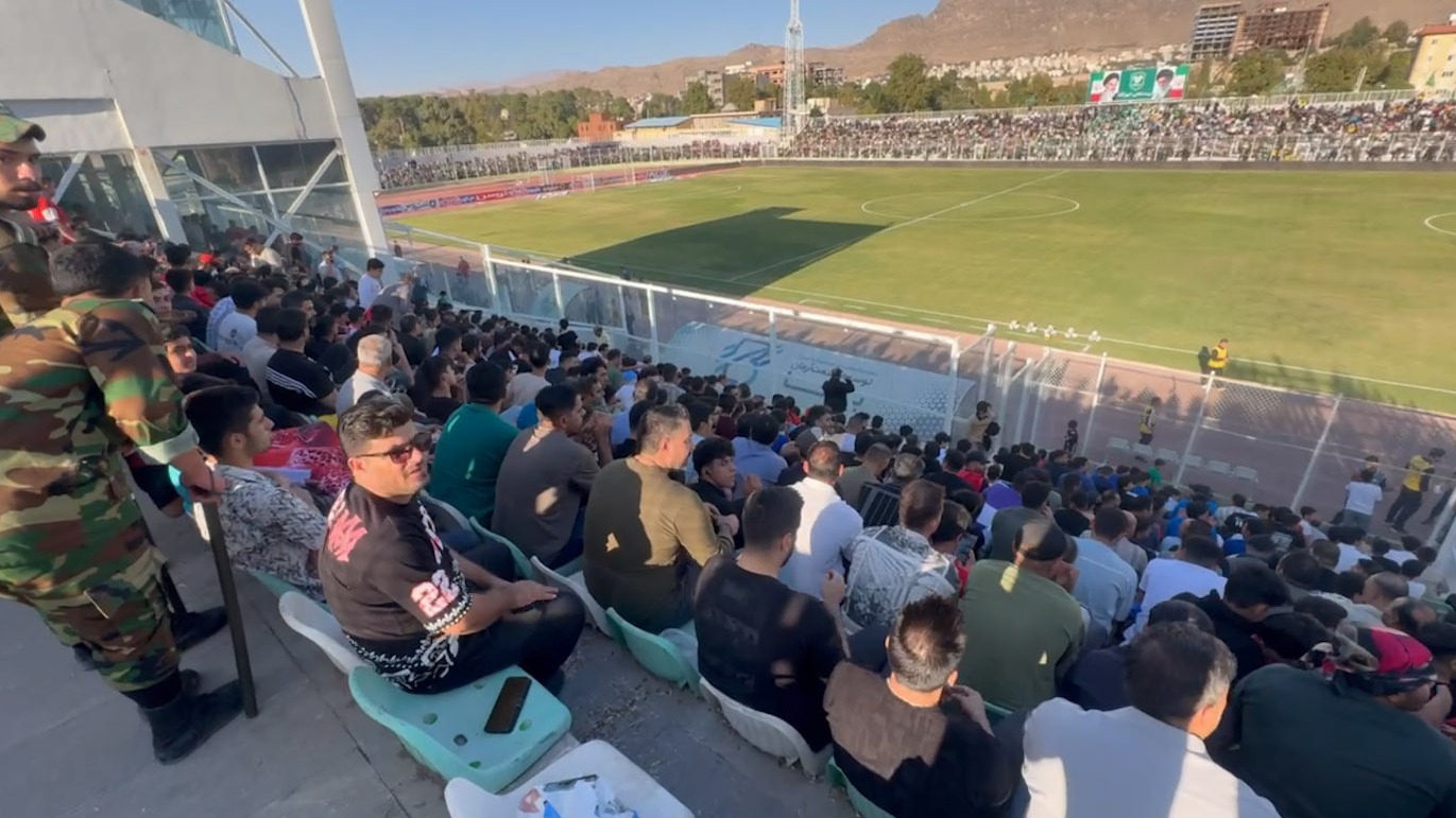 از گفت و گو با هواداران تا حال و هوای ورزشگاه؛ حواشی پیش از بازی خیبر - پرسپولیس
