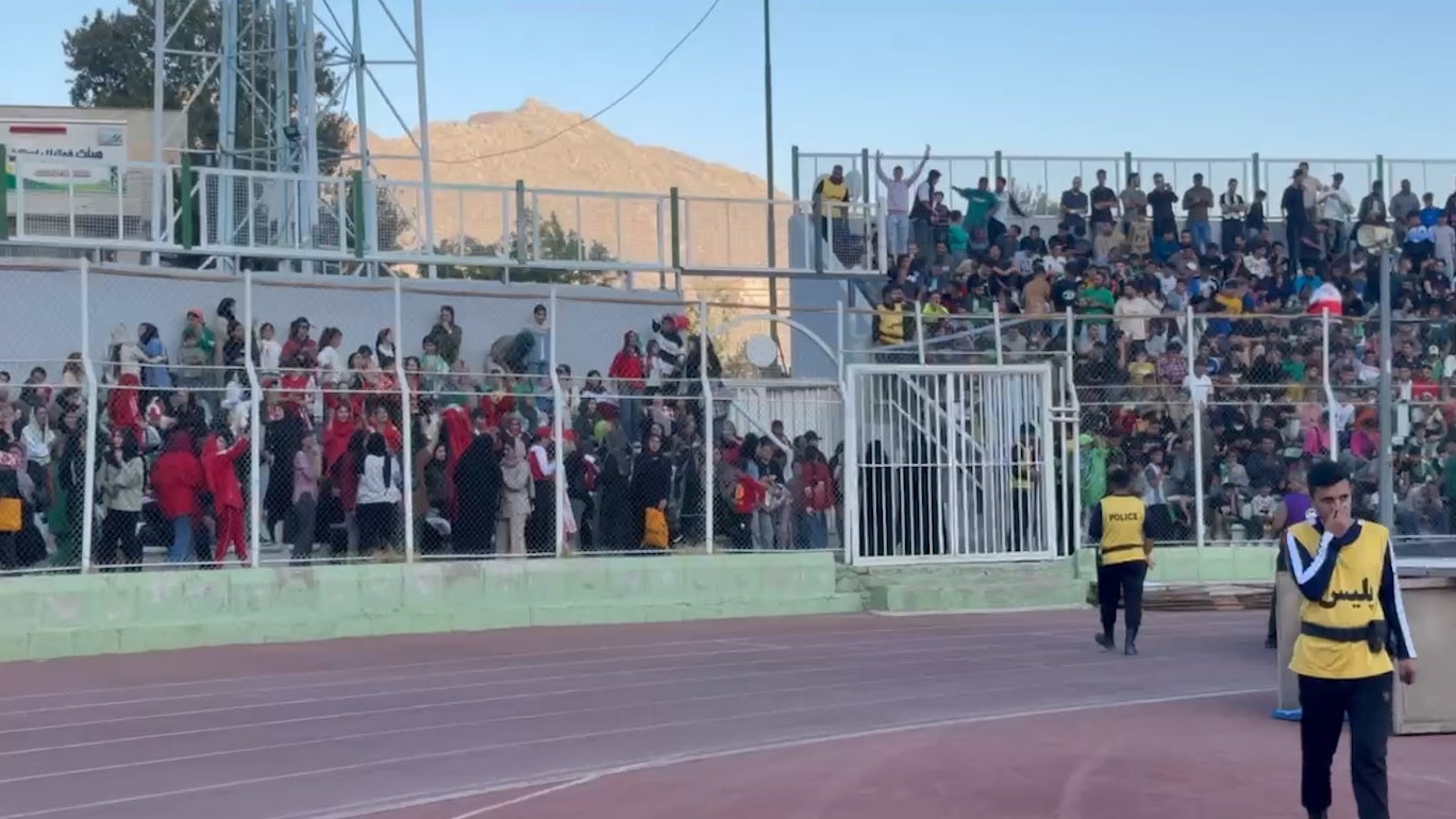 حضور همزمان هواداران بانوی خیبری و پرسپولیسی در کنار یکدیگر در یک سکو