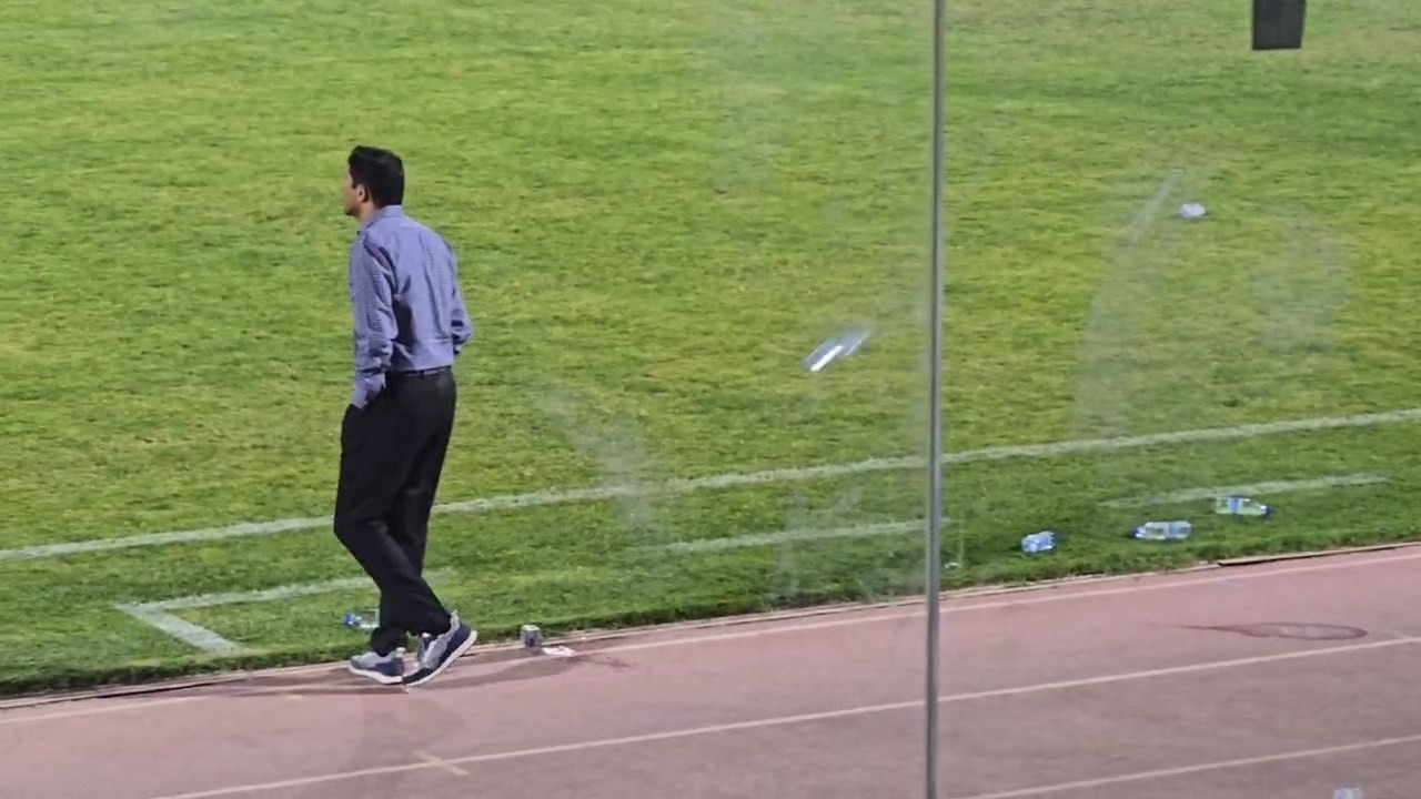 پرتاب بطری آب به سمت وحید هاشمیان در جریان بازی خیبر و پرسپولیس