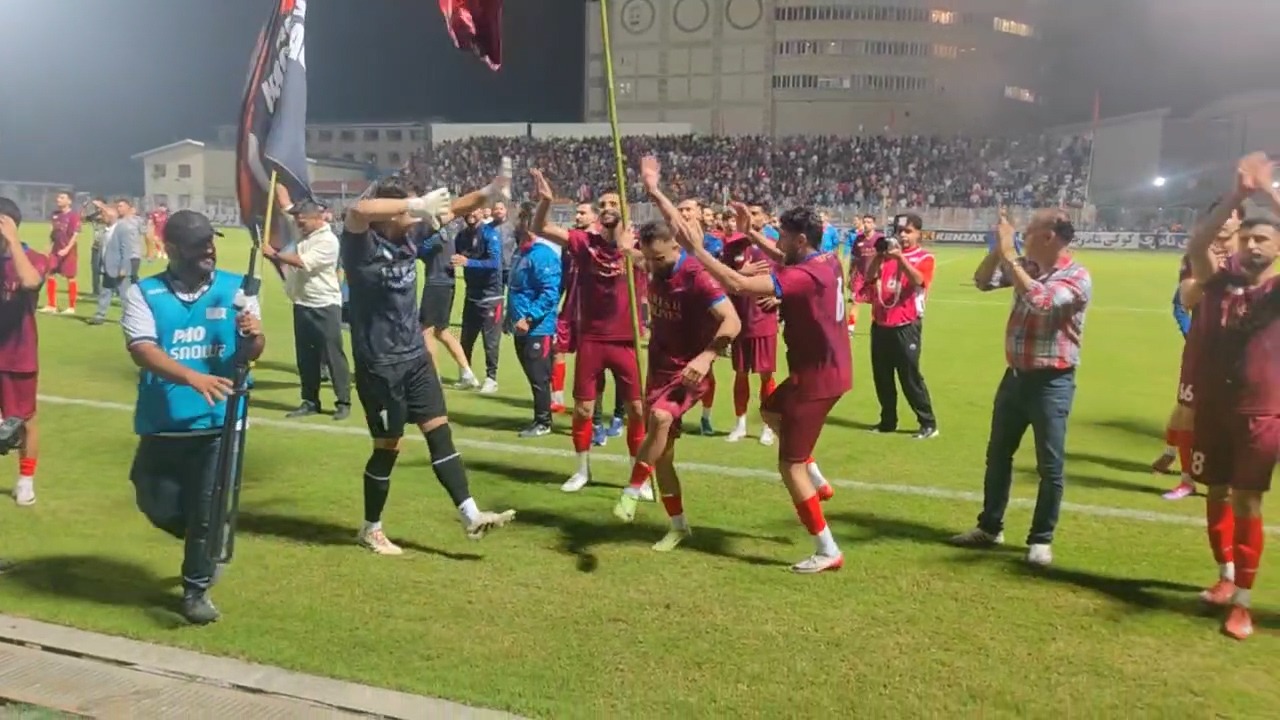 شادی و پایکوبی هواداران نساجی با بازیکنان پس از برد مقابل مس