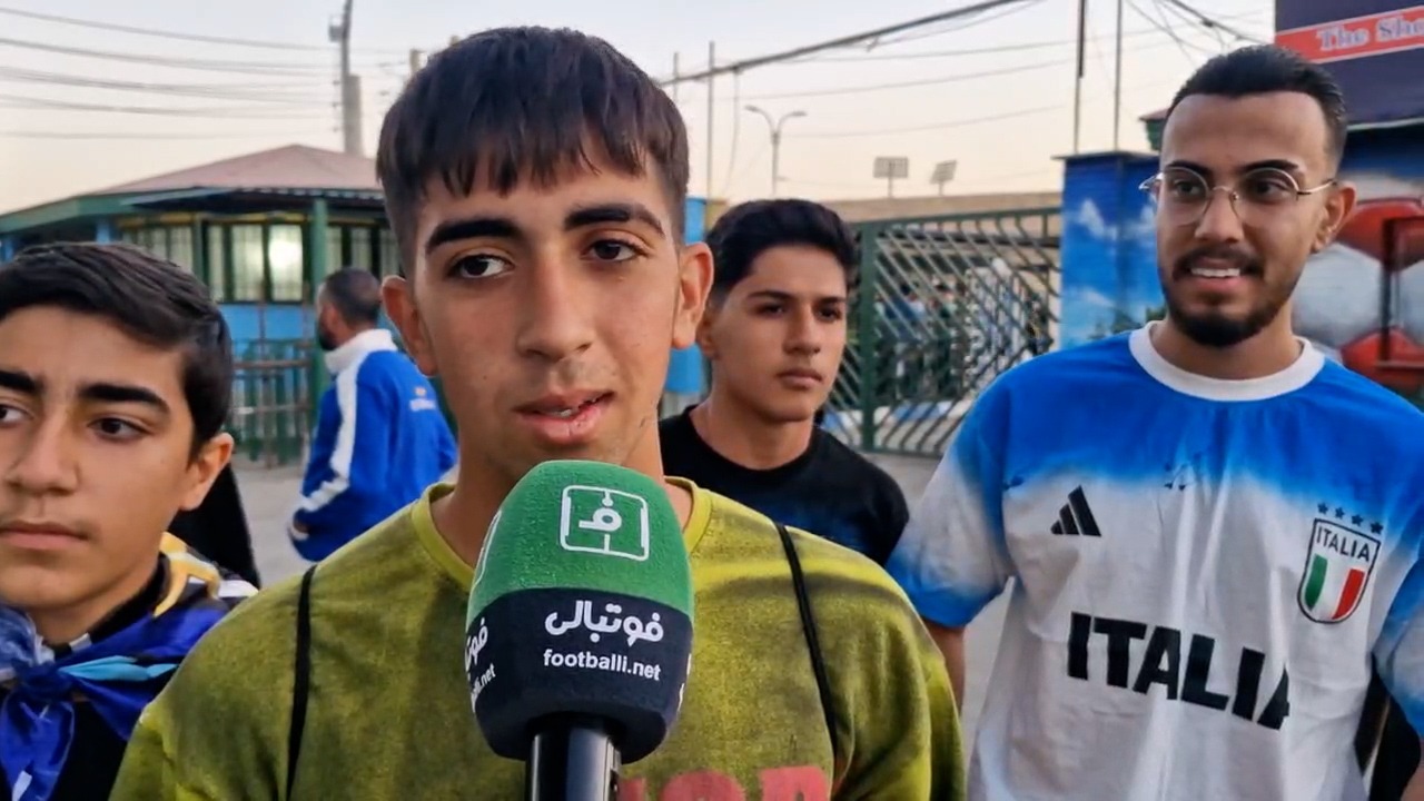 هوادار پرسپولیس که برای حمایت از استقلال به ورزشگاه آمده است