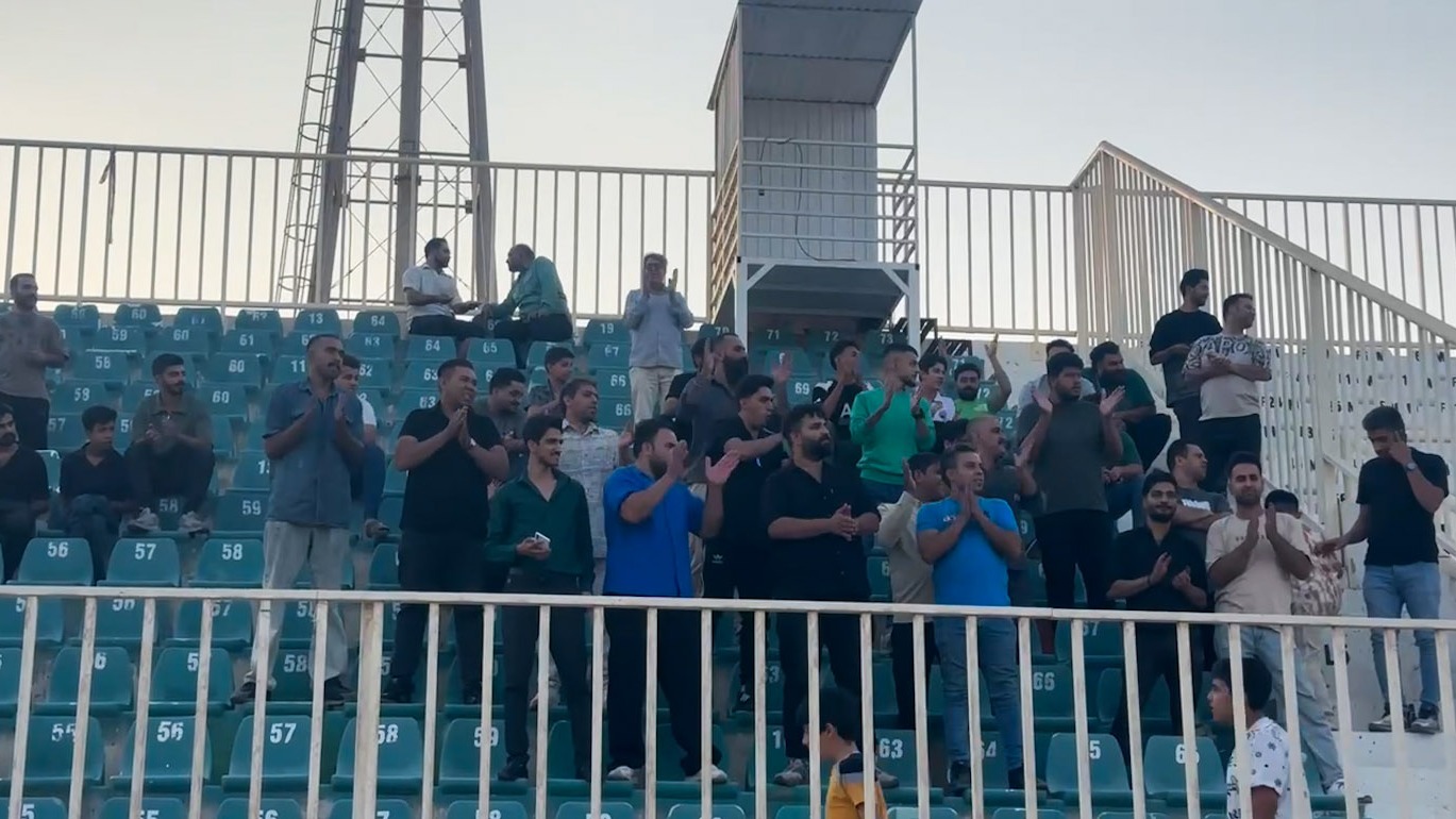 حضور هواداران چادرملو در تمرین پیش از بازی با خیبر در اولین دیدار خانگی خود در یزد