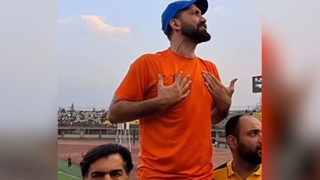 تشویق داماش توسط هواداران نساجی در بازی هفته دهم لیگ آزادگان
