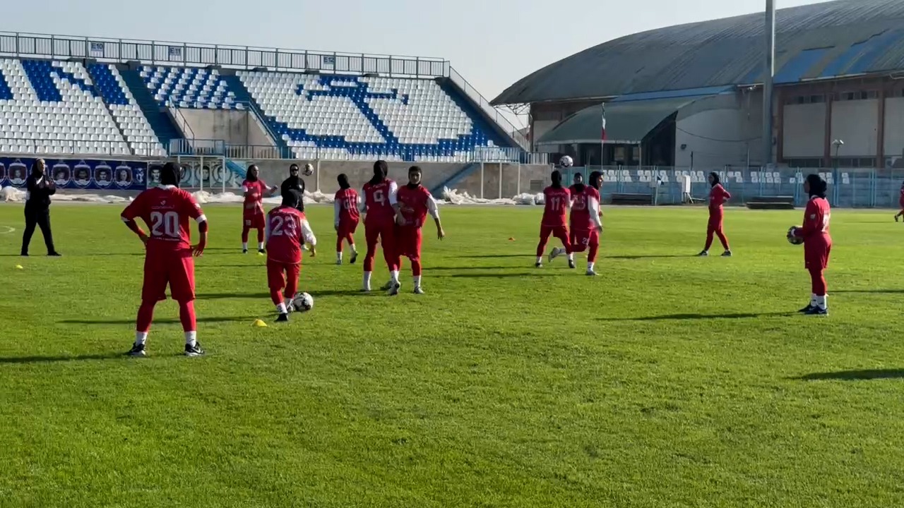 گرم کردن بازیکنان فوتبال زنان ملوان و پرسپولیس فوتبالی | 