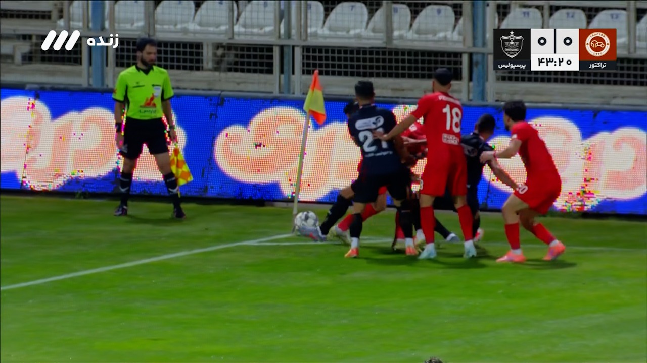 چالش عجیب بازیکنان تراکتور و پرسپولیس برای تصاحب توپ!