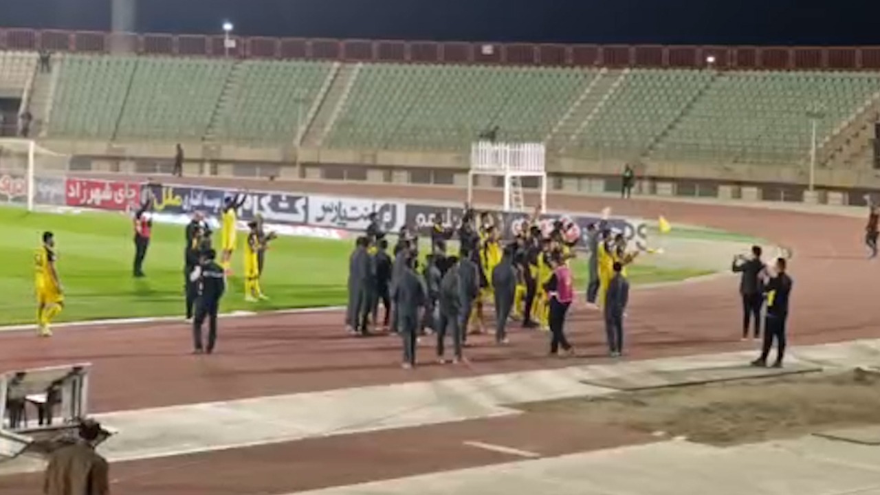 شادی هواداران سپاهان با هواداران خود بعد از برد مقابل شمس آذر