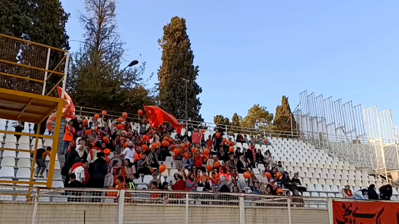 حضور بانوان طرفدار برق در حاشیه بازی با صنعت نفت