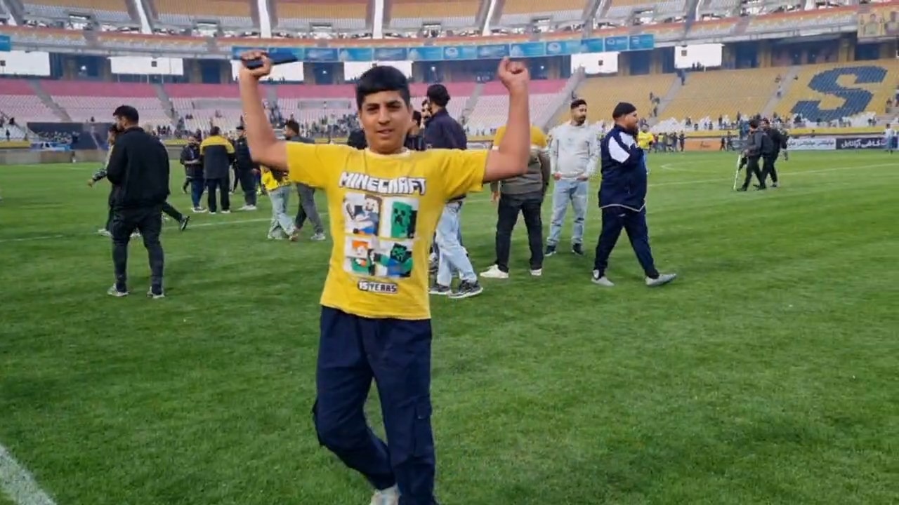 حضور هواداران سپاهان در زمین چمن ورزشگاه در پایان بازی