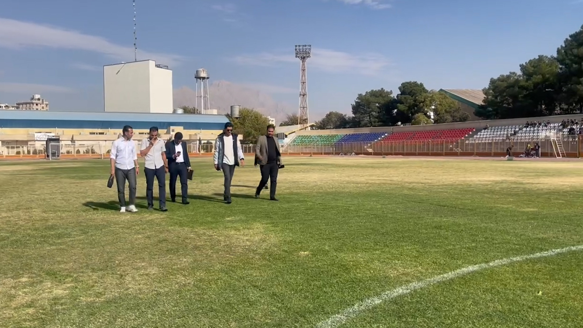 بازدید بازیکنان مس شهر بابک و بعثت کرمانشاه از چمن ورزشگاه آزادی کرمانشاه