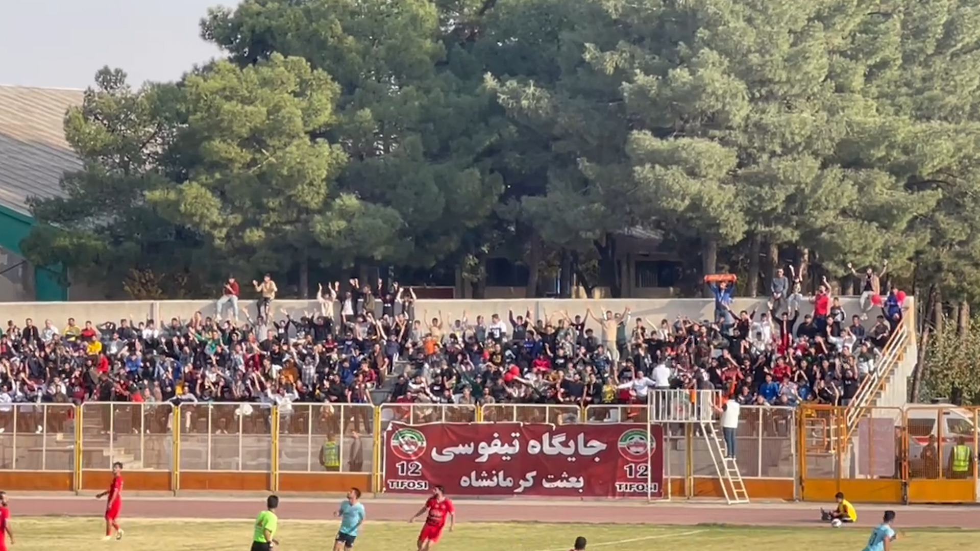 تشویق ایسلندی هواداران بعثت کرمانشاه