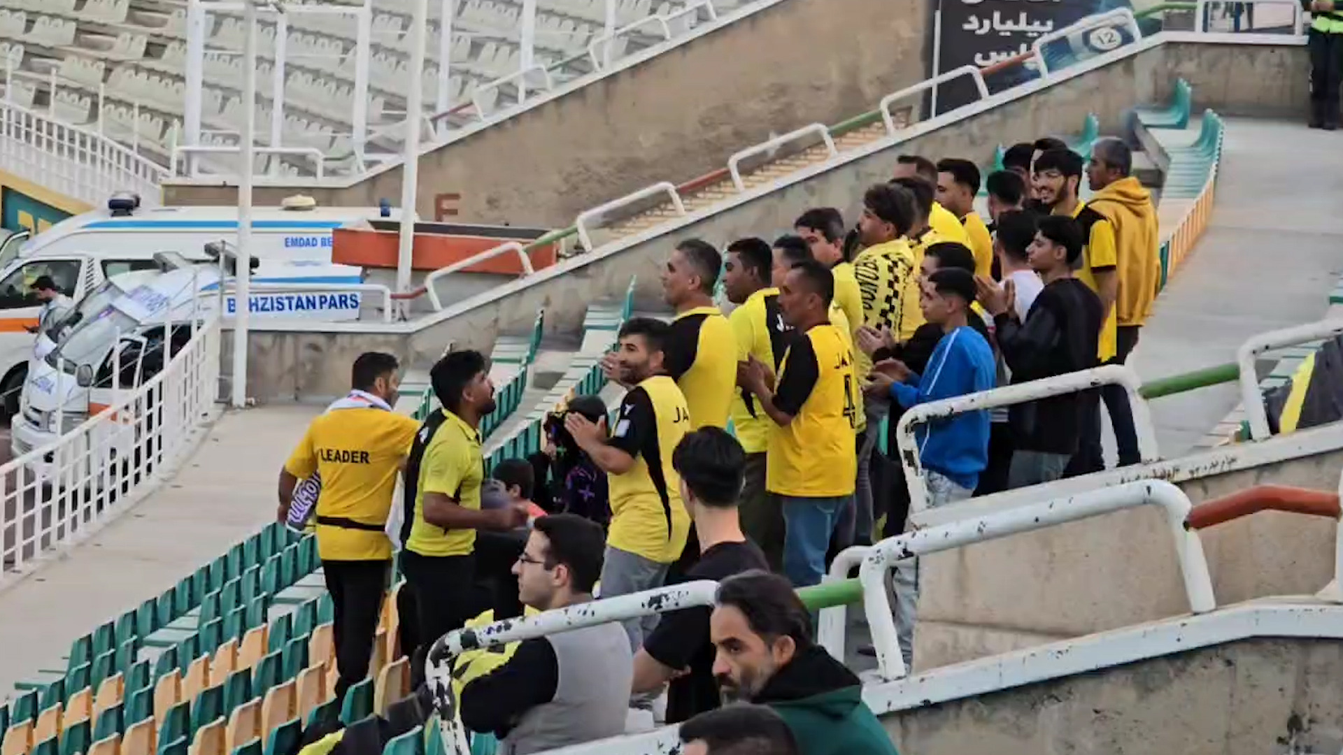 حضور هواداران پارس جنوبی در ورزشگاه برای تشویق تیم خود در دیدار مقابل سایپا