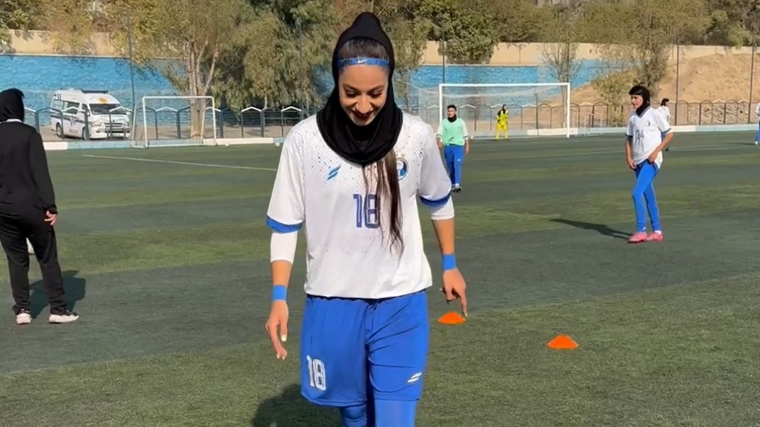 نرگس خانی هافبک استقلال حرکت نمایشی مخصوص یامال را تقلید کرد
