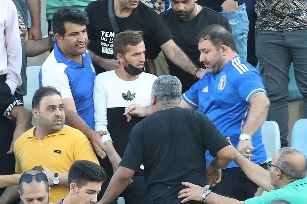 برنامه «رک» و بازخوانی ماجرای کتک‌خوردن هواداران استقلال از یک شخص معلوم الحال
